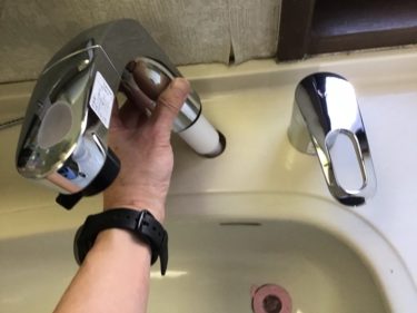 洗面台の蛇口をDIYで交換する方法　混合水栓シングルレバー編