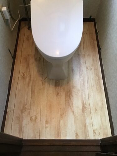 DIYでトイレの床を模様替えシートで木目調にリニューアル！賃貸でもOK